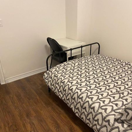 Budget Quad Room With En Suite Bathroom 36B Toronto Bagian luar foto