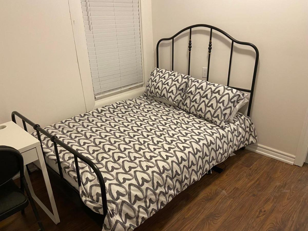 Budget Quad Room With En Suite Bathroom 36B Toronto Bagian luar foto