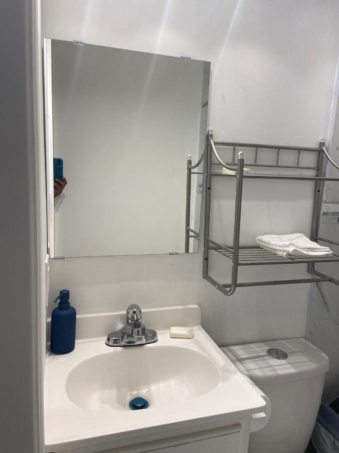 Budget Quad Room With En Suite Bathroom 36B Toronto Bagian luar foto